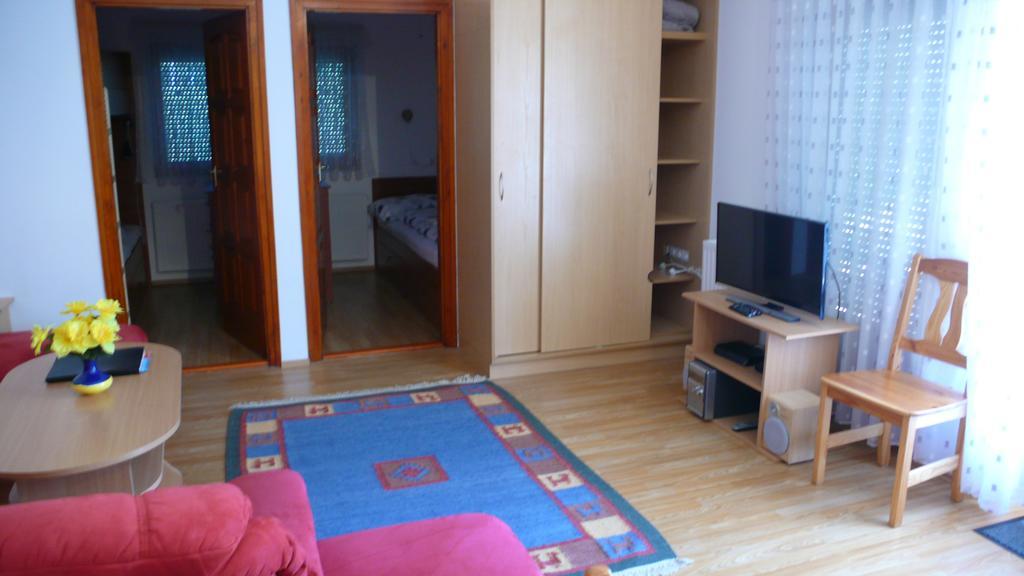 דירות Alsóörs Nyarido Apartman מראה חיצוני תמונה